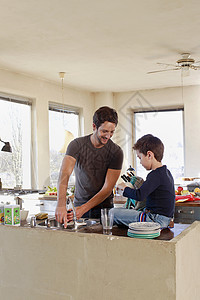 父亲和小儿子在厨房洗碗图片