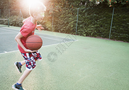 篮球场打篮球的男孩图片