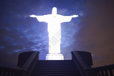 夜间巴西里约热内卢阶梯上的基督救赎者背景