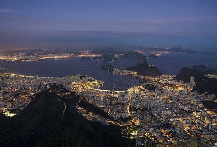 俯瞰巴西里约热内卢的夜景图片