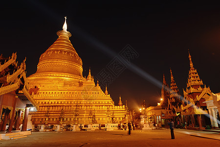 夜间的缅甸巴根寺庙图片