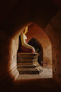 缅甸巴甘苏拉马尼寺布丁达雕塑的侧面视图图片