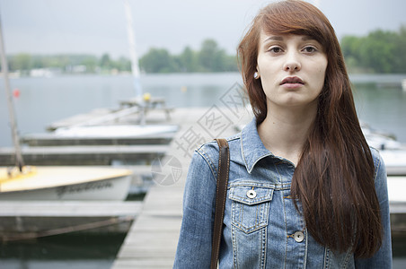 湖边码头年轻女子的肖像图片