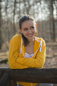年轻女女孩在森林里锻炼图片