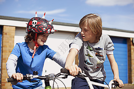 两个骑自行车的男孩图片