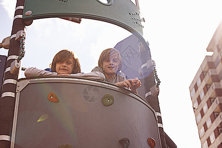 两个男孩在攀爬架上图片