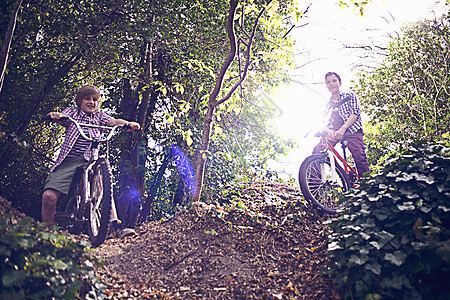 男孩在森林中骑自行车图片