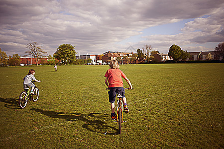 男孩在比赛骑自行车图片