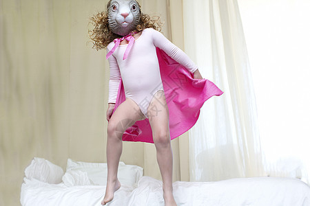 年轻女孩打扮成兔子公主在床上跳舞图片