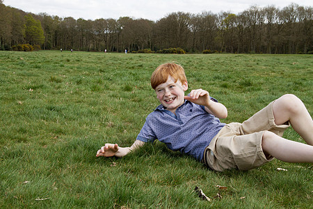 在田野中玩耍的男孩图片