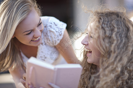 两个年轻的女朋友相视微笑图片