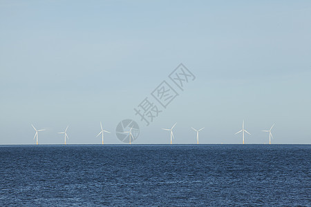 海平线风力涡轮机背景图片