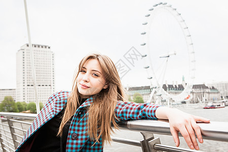 青年女游客在大桥上摆姿势的肖像图片