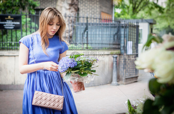 年轻女人拿起陶制花盆图片