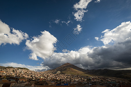 玻利维亚南部阿尔提平原波托西市与赛罗里克的云图片