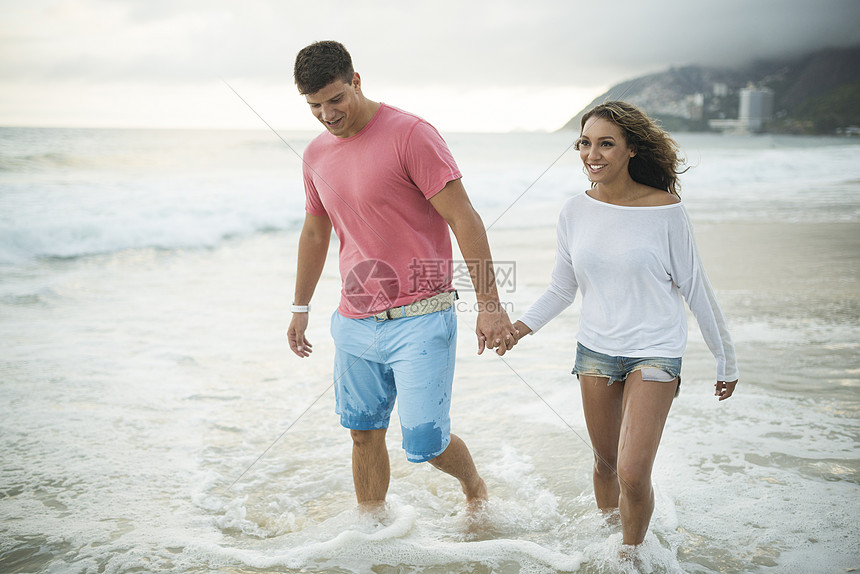 情侣在巴西里约热内卢海滩上行走图片