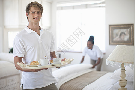 假日公寓卧室服务员和女佣图片