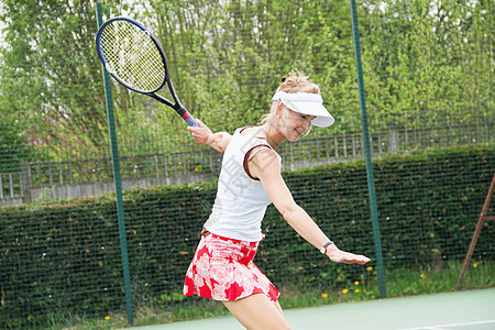 玩网球的女子图片
