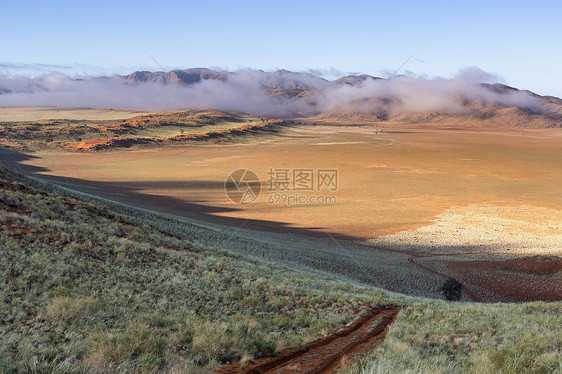 公园的沙路山丘和低云图片