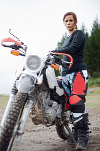 年轻的摩托车女驾驶员肖像图片