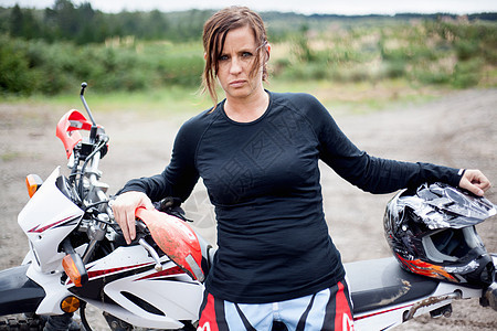 年轻的摩托车女驾驶员 图片