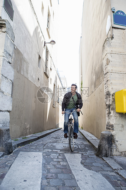 中年人在街道上骑自行车图片