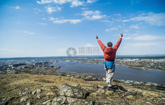 在山顶庆祝的年轻女登山者 图片