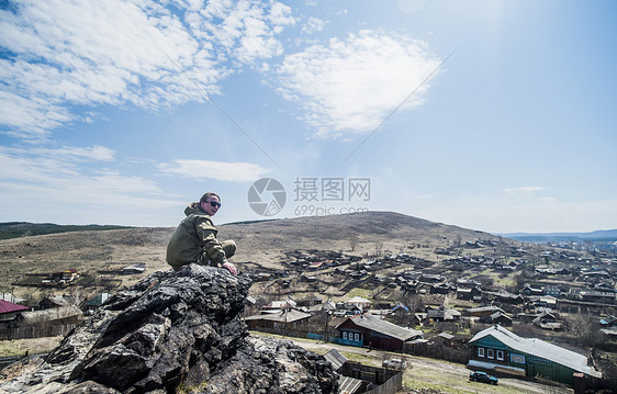 年轻女徒步旅行者 图片