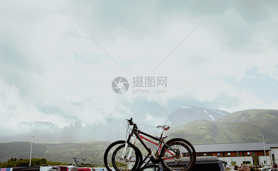 苏格兰高地停车场屋顶架上的山地自行车图片