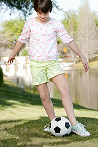 在公园玩足球的女孩图片