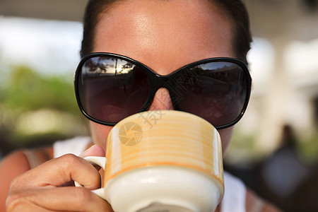 戴着墨镜喝咖啡的女子图片