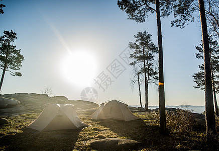 清晨的阳光照在两个帐篷上图片