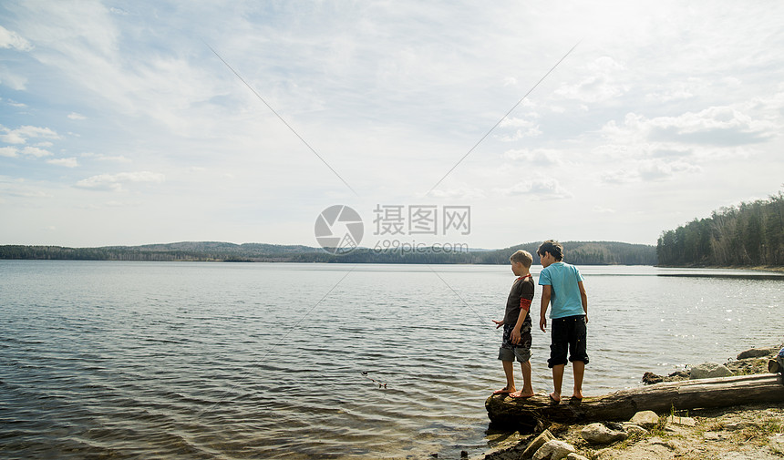 两个男孩在湖边看着湖水图片