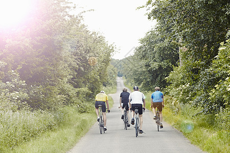骑自行车的选手们背影图片