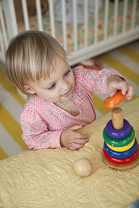 玩堆叠玩具的女婴儿器俯视图图片