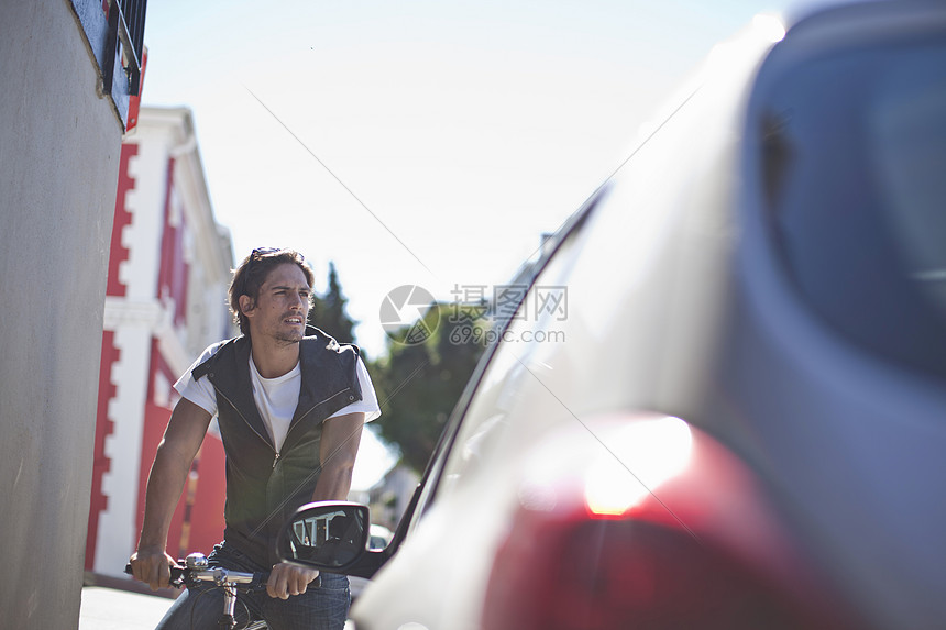 成年男子在城市里骑自行车图片