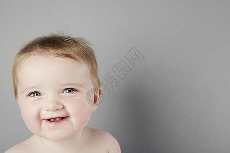 微笑的婴儿肖像图片