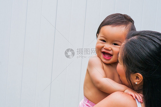 年轻母亲抱着男婴的肖像图片