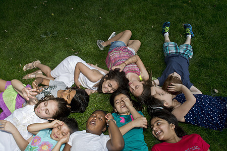 躺在草坪上的小孩图片
