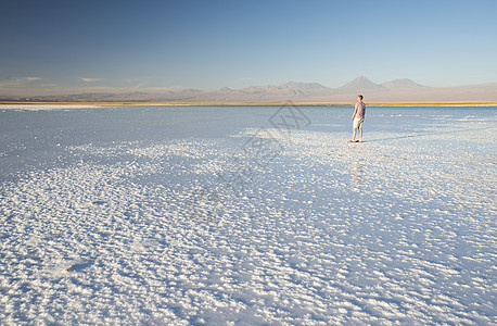 智利盐湖海滩上的人图片