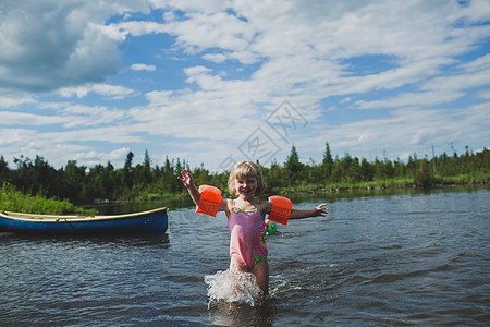 三岁女孩在加拿大安略省印度河玩水图片