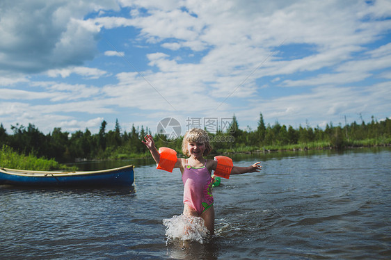 三岁女孩在加拿大安略省印度河玩水图片