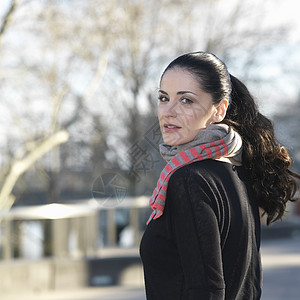 回头看的年轻女肖像图片素材