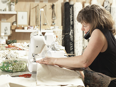 手印纺织车间中的妇女在缝纫图片