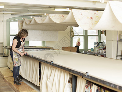 在手工印刷纺织车间工作的妇女  图片