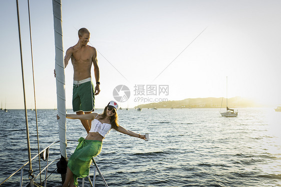 在海上船玩耍的夫妇图片