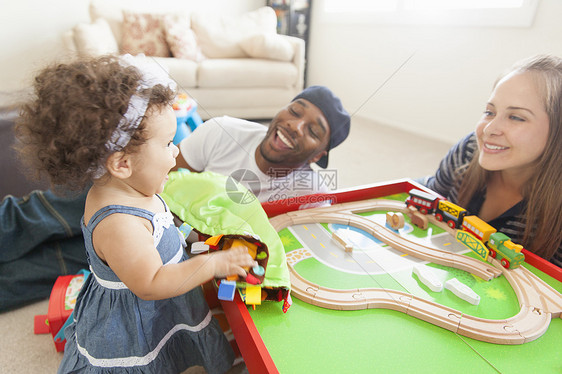 母亲和父亲与女儿一起小玩火车图片