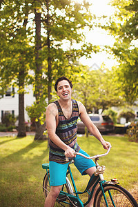 骑自行车的年轻人图片