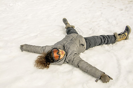 女孩躺在雪中 图片