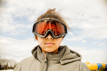 带滑雪护目镜的女孩图片